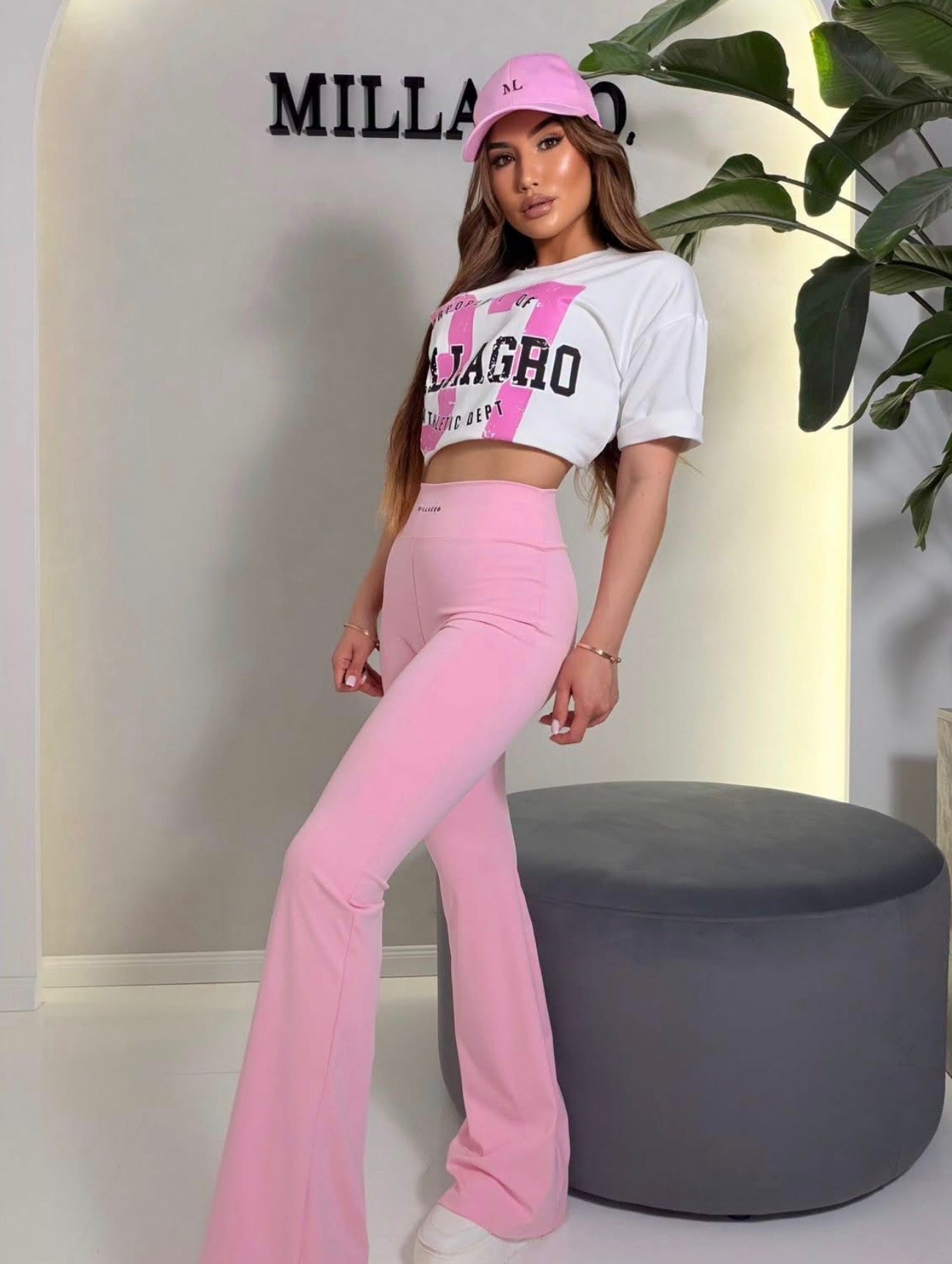 Sukienka tuba £29 ,leginsy dzwony £25 ,leginsy dzwony £25 ,koszulka biała £24 , buty £10 , spódnica £22