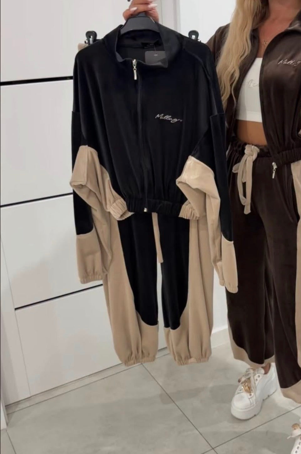 Pasek £12 ,łańcuszek x2 £24 dres £50 spodnie £27