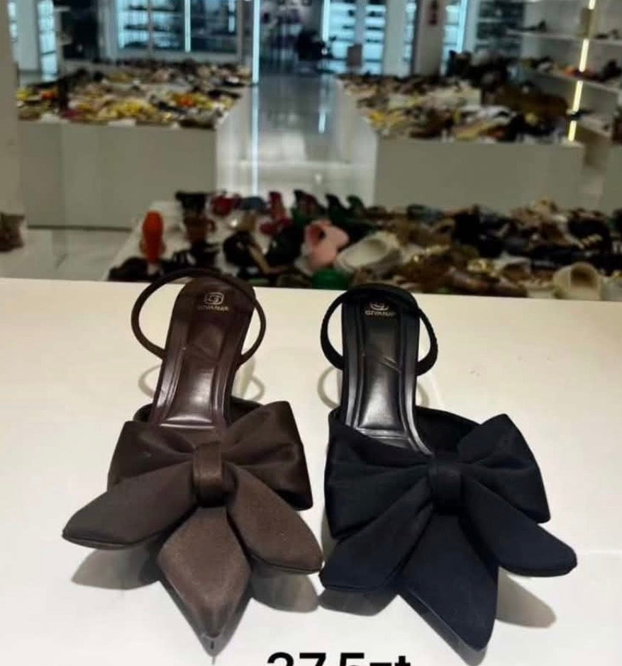 Kurtka £40 ,buty rozmiar 40 £18 ,spodenki £18 ,koszulka £18 ,Jogery czarne £35