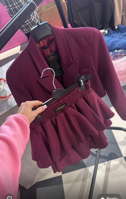 Ser La Perła £37 , bluza La Perla £35 ,łańcuszek £3,50 , spódnica Millagro £19 ,marynarka Maillagro £32