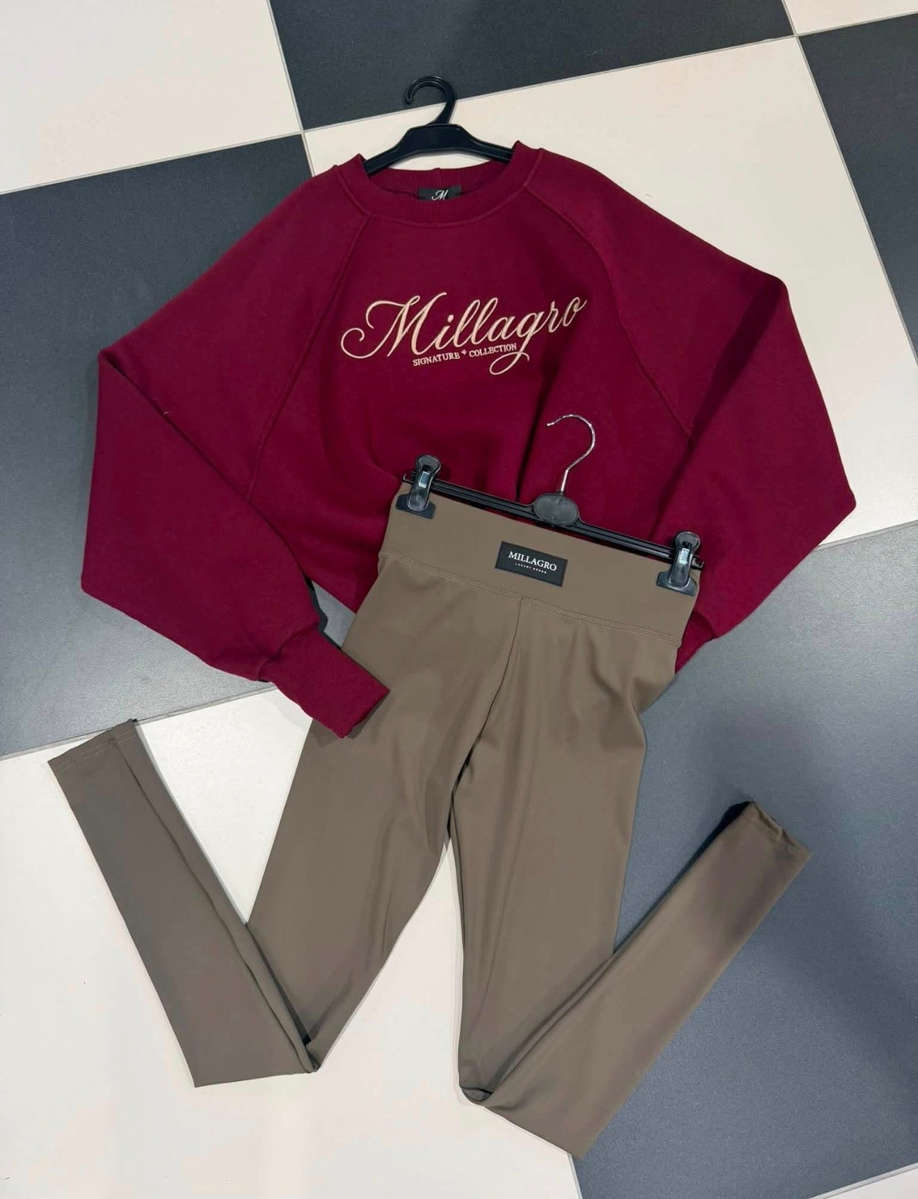 - z live pakujemy bluza bordo milagro £35 + polar bordo milagro £38 + dres milagro czekolada £52 + set czarny £50 - branzoletka £12 ,dres czarny £50