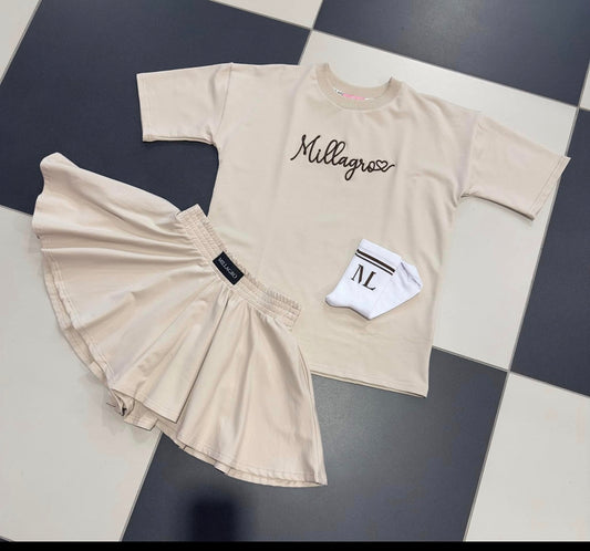 Kurtka £40 ,buty rozmiar 40 £18 ,spodenki £18 ,koszulka £18 ,Jogery czarne £35